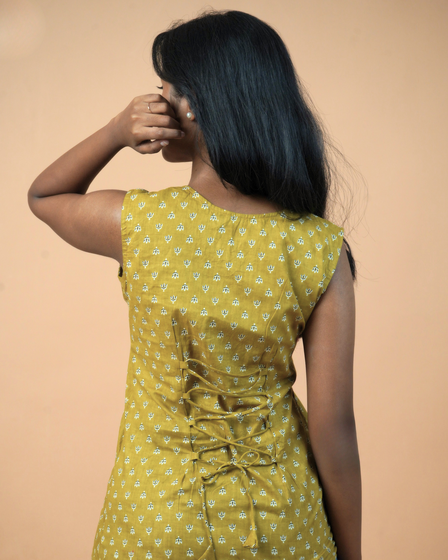 Mustard Motif – Sleeveless Cotton Printed V-Neck Short Kurti