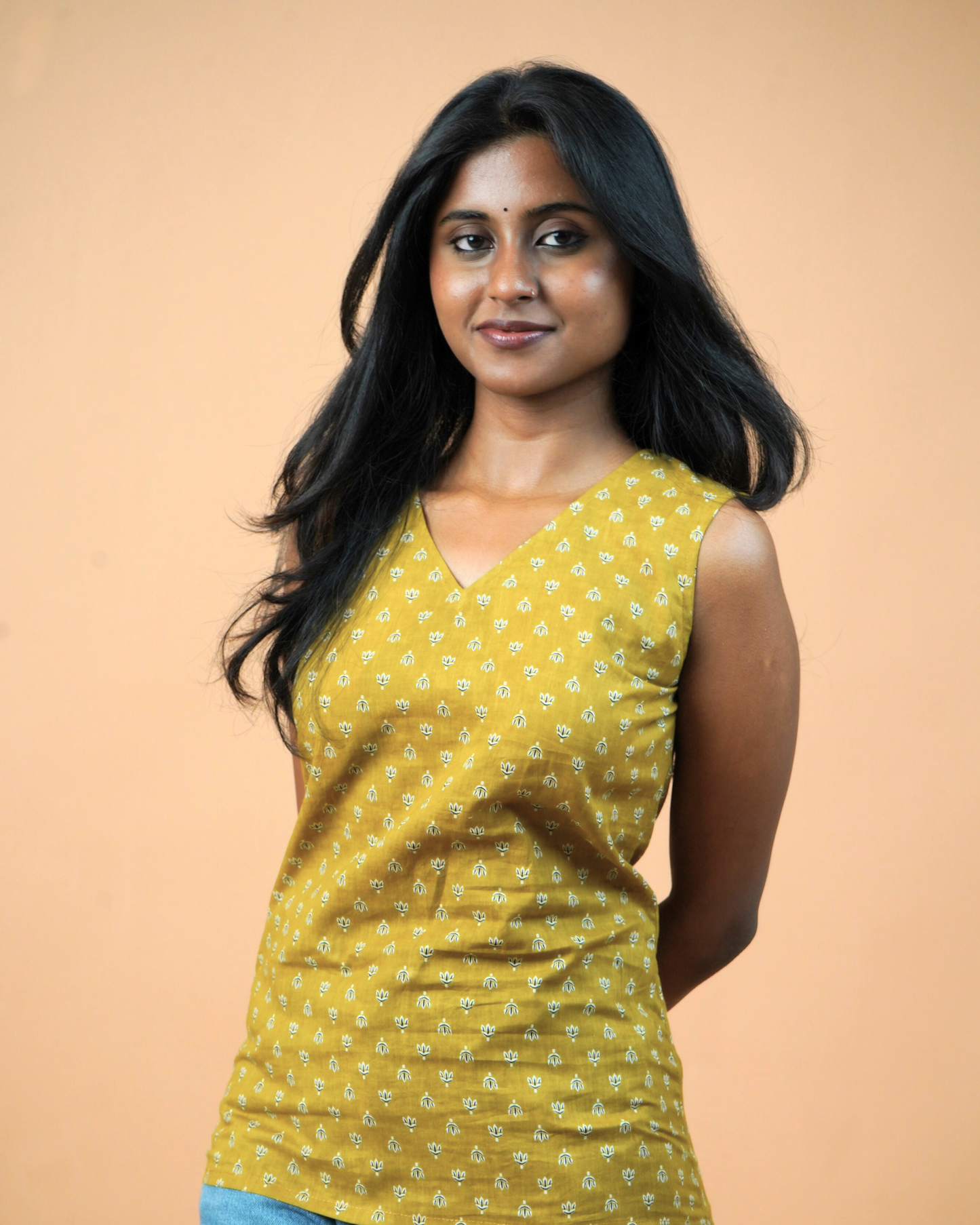 Mustard Motif – Sleeveless Cotton Printed V-Neck Short Kurti