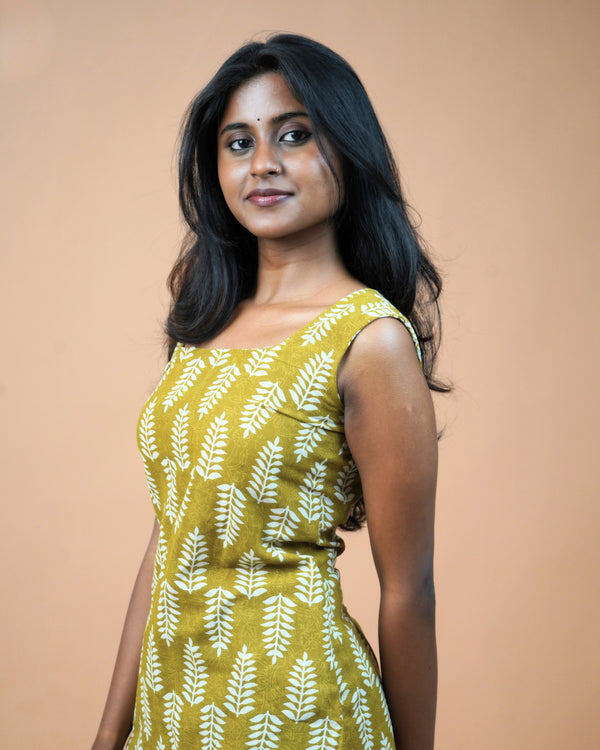 Mustard Leaf – Sleeveless Printed Boat Neck Short Kurti with Lace-Up Back